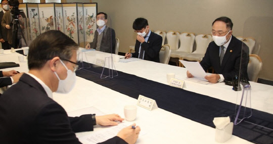 홍남기 경제부총리 겸 기획재정부 장관이 17일 정부서울청사에서 변창흠 국토교통부 장관 등이 참석해 열린 제15차 부동산시장 점검 관계장관회의를 주재하며 발언하고 있다. <연합뉴스>